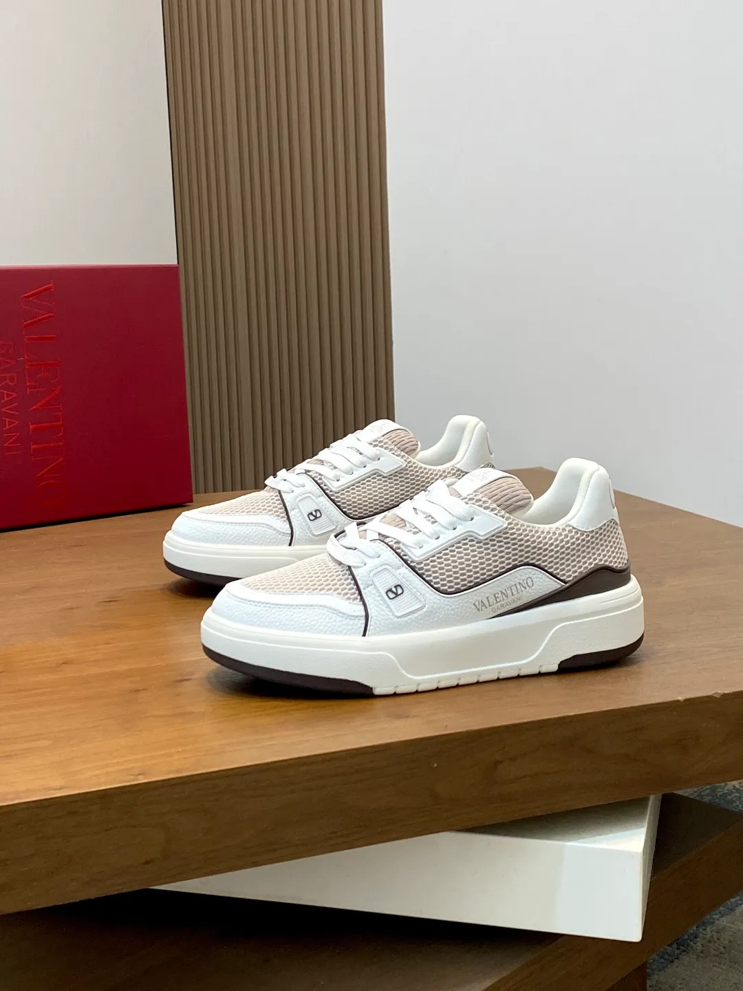 Men's shoes 💰660 Valentino/VALENTINO JOIE DE JOUER couple's low-top sneakers. This sneaker is made of splicing and is decorated with rubber VLOGO SIGNATURE details on the front. The upper is punched and the tongue is decorated with VLOGO SIGNATURE. Logo, with two-color rubber outsole, suede leather fabric lining, logo cowhide insole, fashionable and elegant style, comfortable and breathable for the upper foot, full of personality, and comes with a complete set of original packaging! Code number: 39-44 (38, 45 customized)